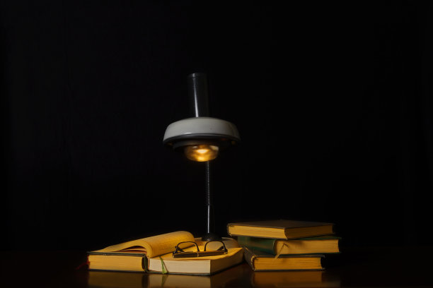 复古台灯和书图片下载