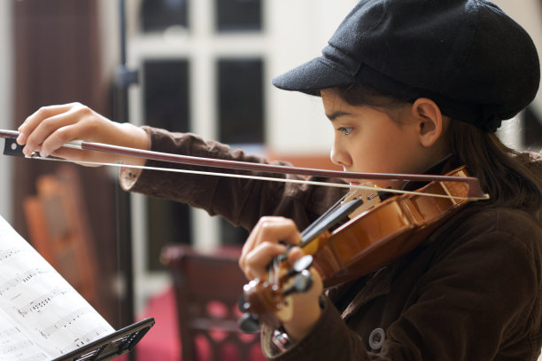 Violinst的小女孩图片下载