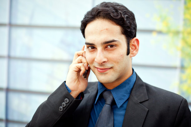 印度商人在办公大楼前打电话图片下载