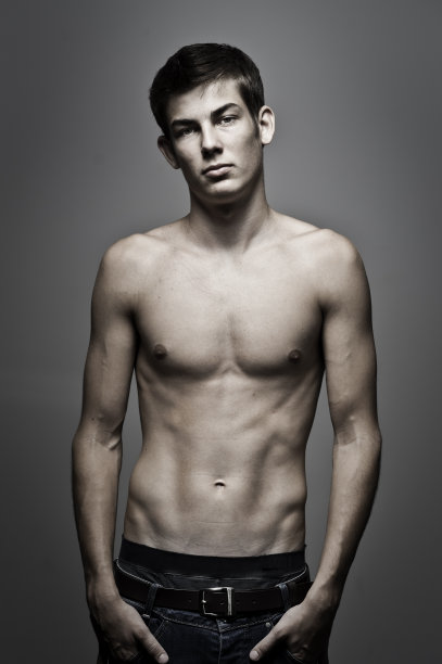 强大的年轻人图片下载