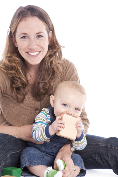 妈妈和她的小男孩玩图片下载