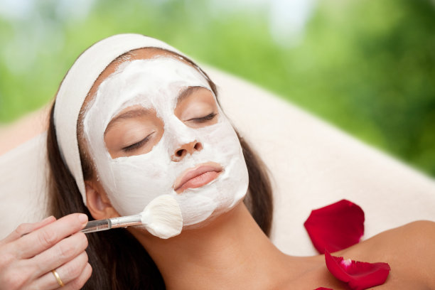 使用年轻自然放松美容滋润面膜。图片下载