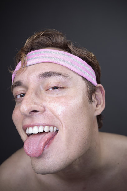 伸出舌头的年轻人图片下载