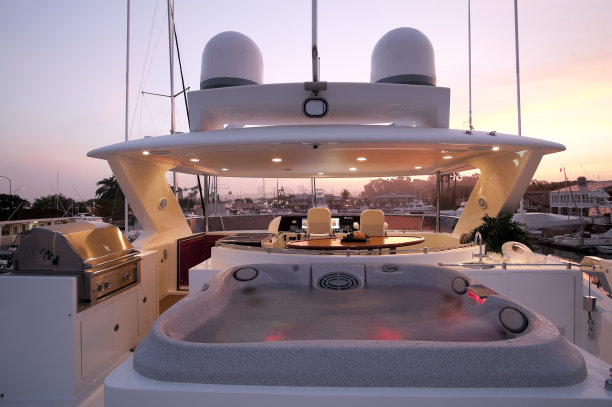 飞桥甲板豪华摩托艇图片下载