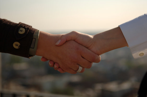 握手2女商人图片下载