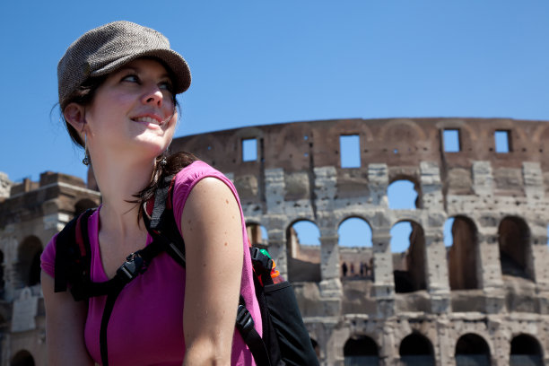 年轻的女游客在罗马竞技场前，意大利图片下载