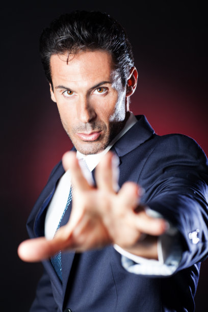 英俊的催眠师看着相机图片下载