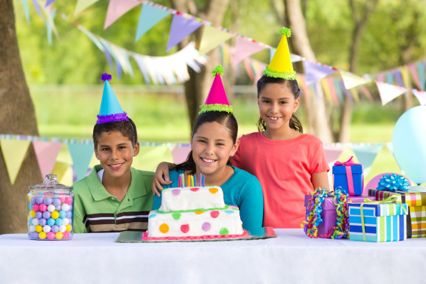 快乐的孩子们在生日聚会上图片下载