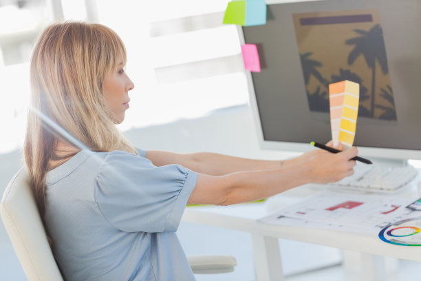 室内设计师比较照片与彩色图表图片下载