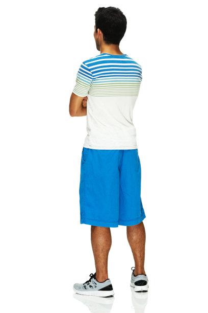 男人双手交叉站着的背影图片下载