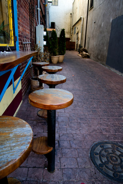 有木凳的小巷图片下载
