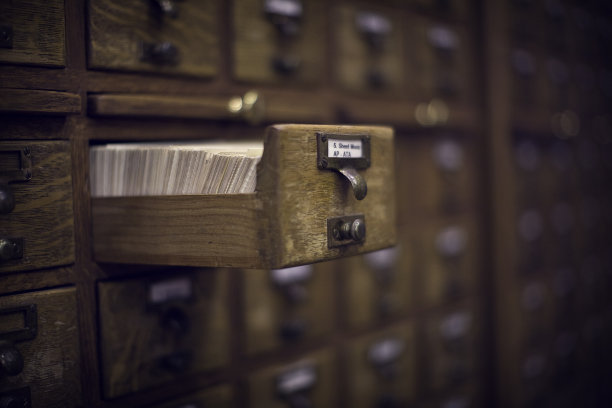 古老的图书馆卡片目录图片下载