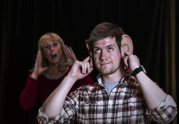 年轻人正在堵塞他的大耳朵图片下载