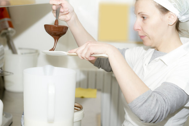 女人准备巧克力冰淇淋-小生意图片下载