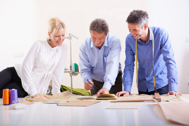 裁缝在餐桌上工作图片下载