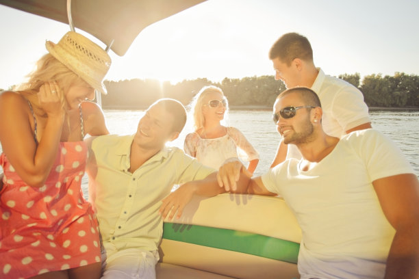 在船上聚会。图片下载