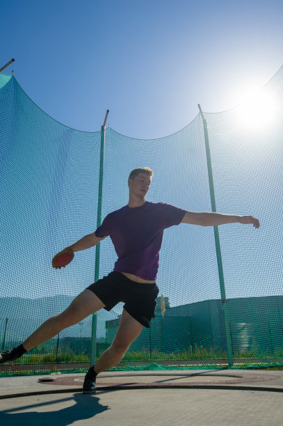 男子掷铁饼的动作图片下载