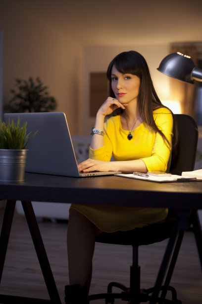 在家里工作到很晚的女人图片下载