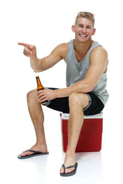 开朗随意的男人对酷和指指点点图片下载