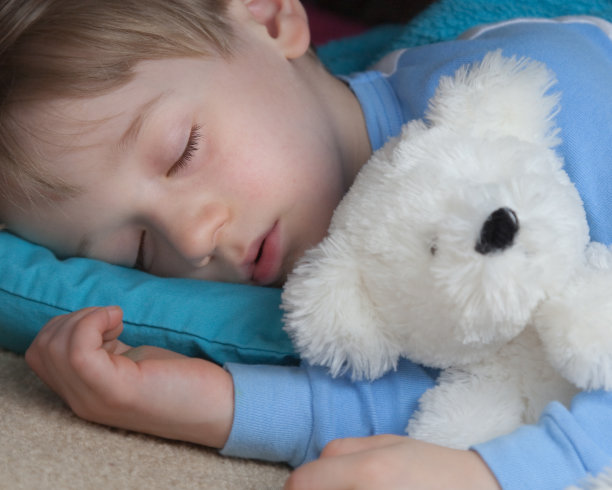 可爱的睡觉男孩和泰迪熊图片下载