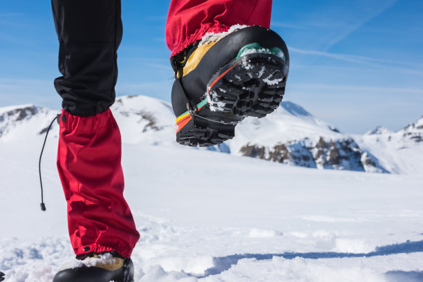 登山运动员的靴子在积雪的小路上图片下载