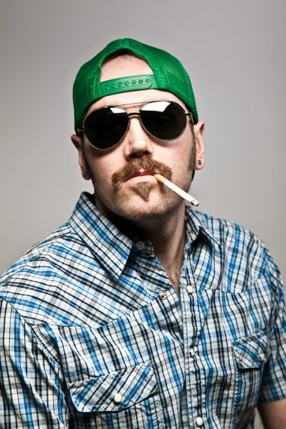 小胡子男人吸烟图片下载