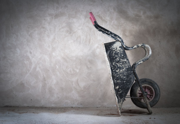 翻倒在手推车上的米色背景图片下载