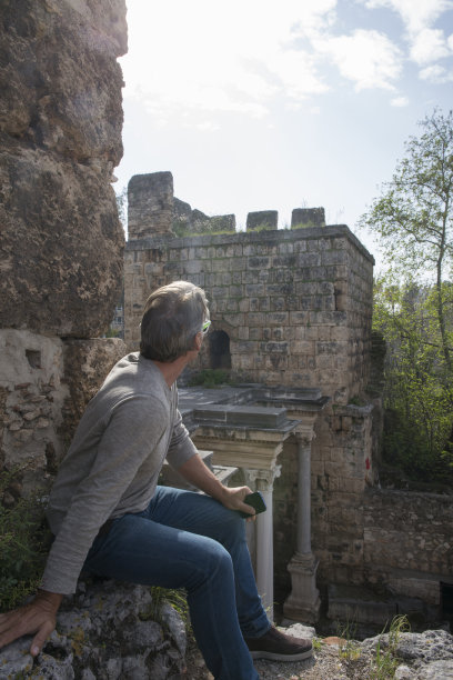 哈德良之门，一名男子在城堡的城墙上休息图片下载