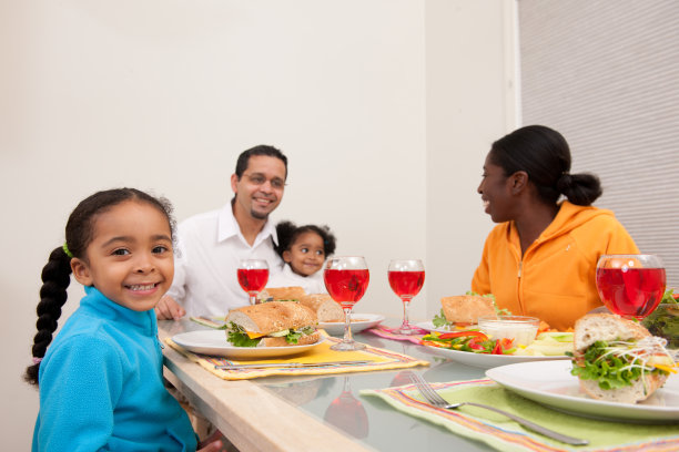 与家人一起吃饭的时间图片下载