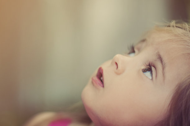 2岁女孩图片下载