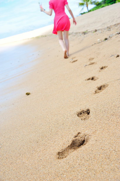 用女人的背踩在沙滩上图片下载