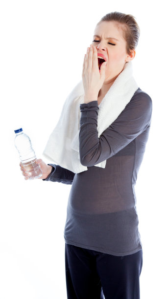 迷人的女人在瑜伽服孤立在白色的背景图片下载