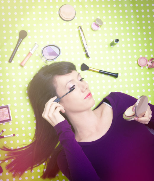 年轻女子在涂睫毛膏图片下载