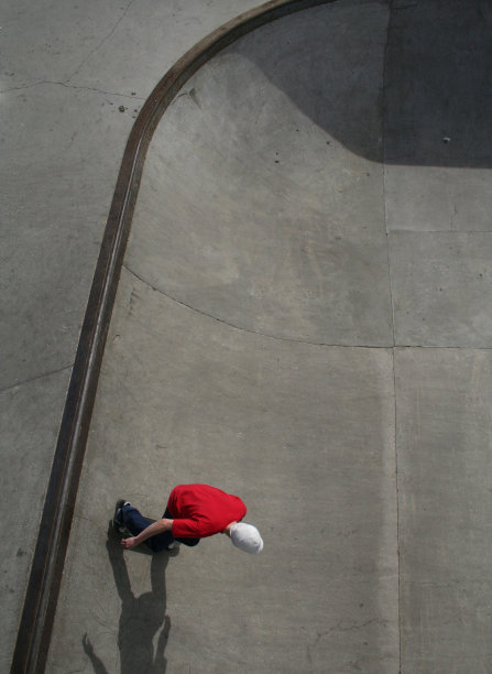 在户外滑板公园玩滑板的人图片下载