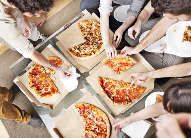 人们拿着披萨片图片下载