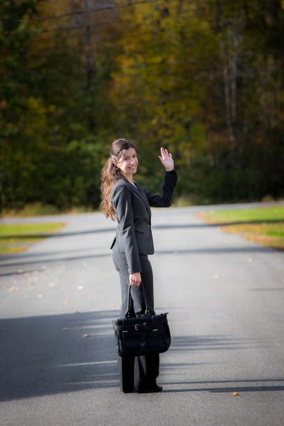 职场妈妈拿着公文包站立图片下载