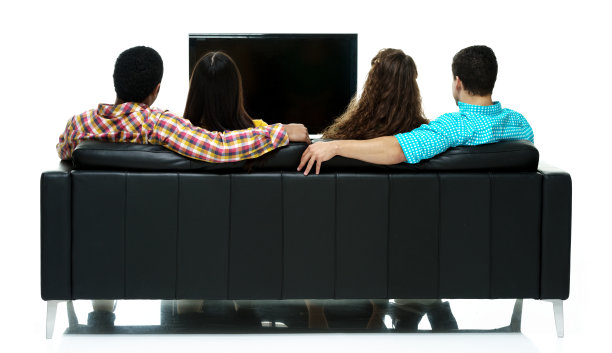 四个人在看电视图片下载
