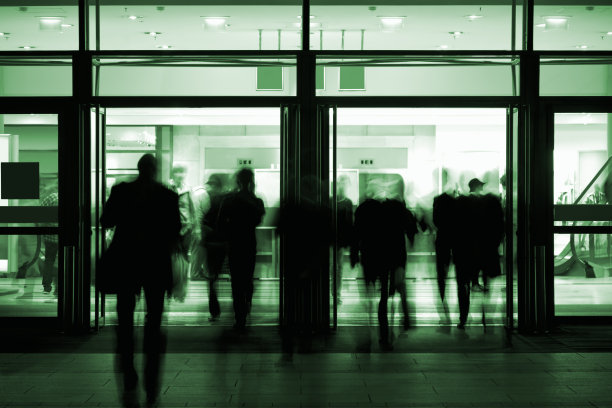 通勤者穿过门口图片下载