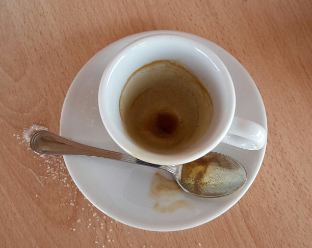 陶瓷杯里的成品咖啡图片下载