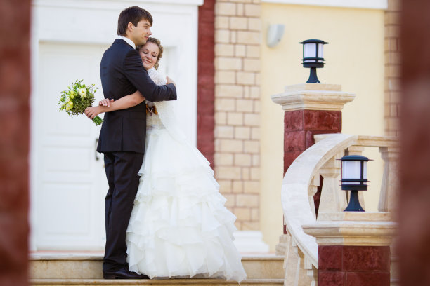 新婚夫妇在皇宫的庭院里热恋图片下载