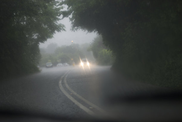 雨天开车穿过汽车的挡风玻璃图片下载