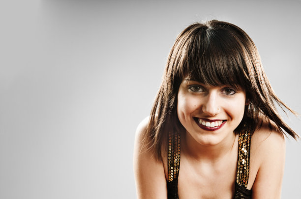 穿着睡衣的迷人女孩图片下载