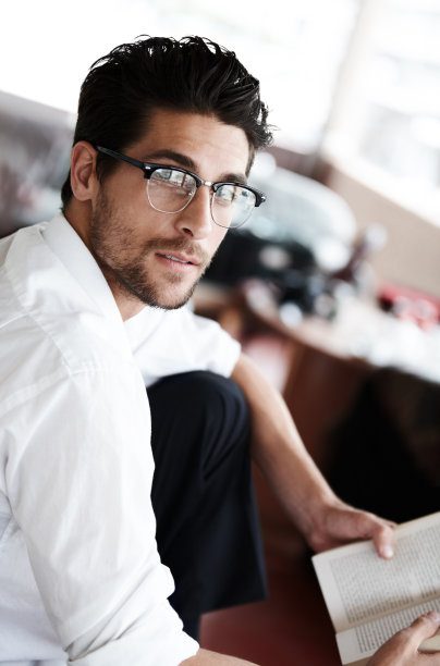 在书中寻找慰藉图片下载