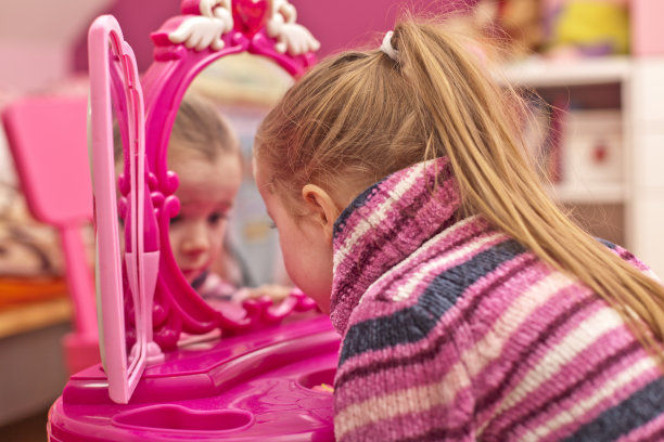 小女孩在玩她的洋娃娃图片下载