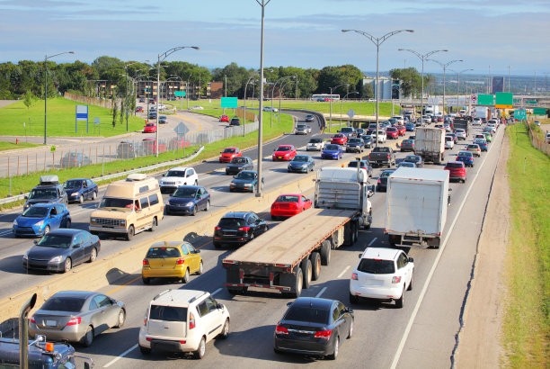 高峰时间大型公路上的双向交通素材图片
