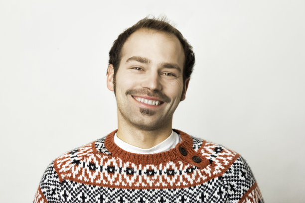 年轻人微笑着图片下载