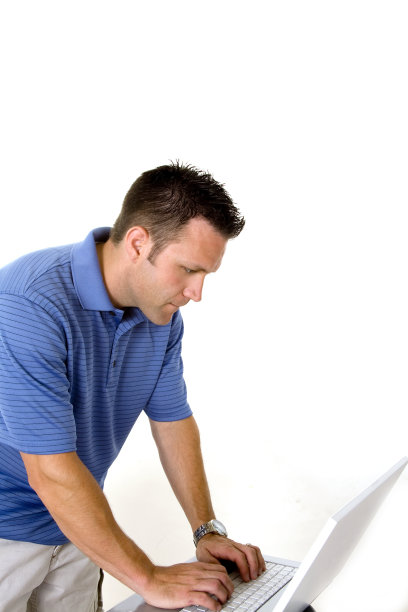 那家伙一脸困惑地看着电脑屏幕。图片下载