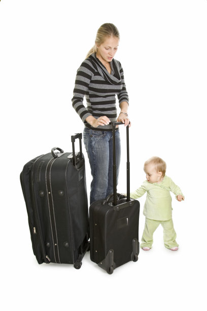 母亲和婴儿在机场被隔离在白色图片下载