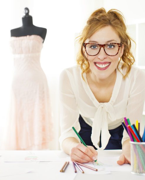 年轻女子时装设计师素描。图片下载