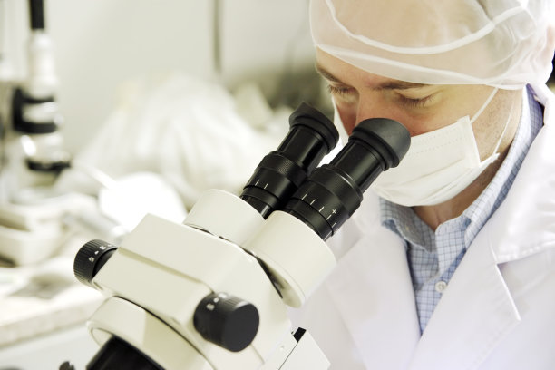 科学家和显微镜图片下载